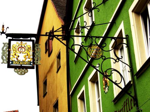 ротКованая вывеска в Ротенбурге.jpg