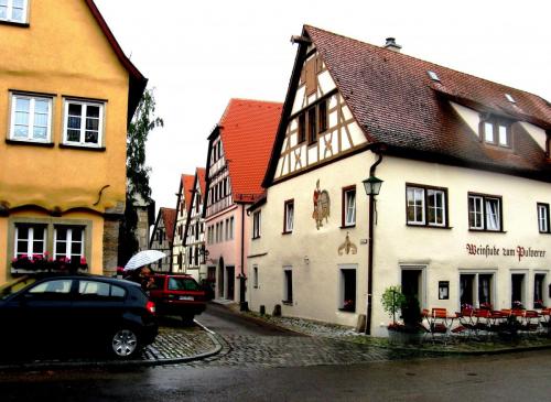 ротКафе на средневековых улицах.jpg