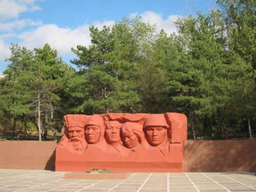 Элиста Мемориальный комплекс героев Гражданской и Великой Отечественной войн.JPG