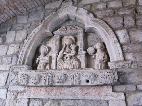 IMG_6302 фрагмент стены Морских (Главных) ворот с готическим барельефом.JPG