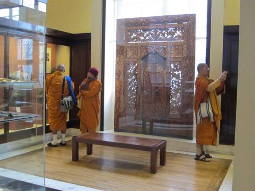 Британский музей Яванские монахи осматривают наследие Боробудура в Лондоне.JPG