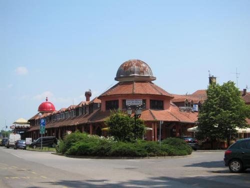 Гнездо аистов в Сремски Карловци.JPG