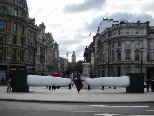 Весьма уместное дополнение скульптурной кмпозиции.JPG