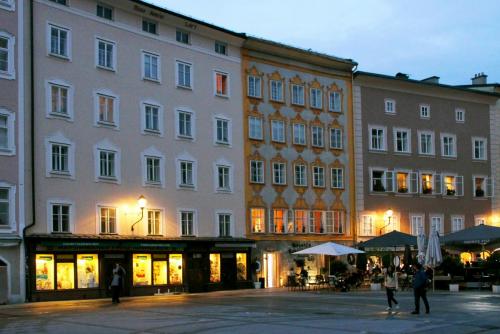 17.09.1658а. Дом Моцарта. В желтом здании в центре семья Моцартов жила на четвертом этаже..jpg