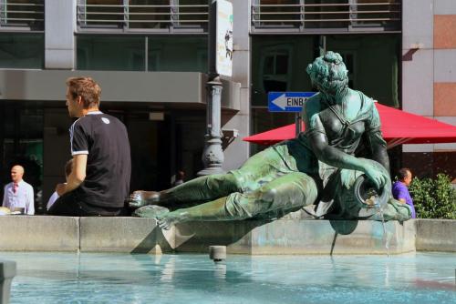 17.09.0288а. Женщина остается женщиной даже в бронзе..jpg