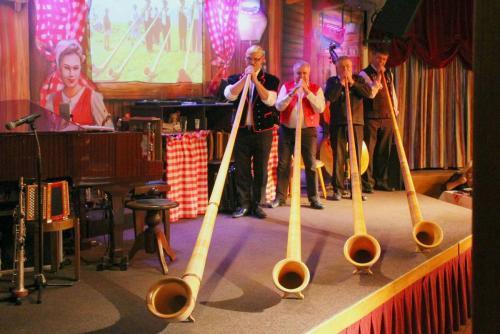 17.09.3229а. Альпийский рожок - инструмент не для слабодышащих..jpg