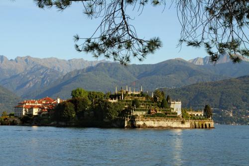 17.09.7139а. Озеро Лаго Маджоре, остров Изола Белла, слева дворорец Борромео..jpg