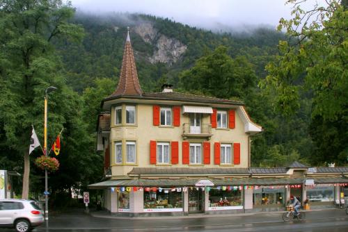 17.09.3490а. В Интерлакене горы присутствуют в любом городском пейзаже..jpg
