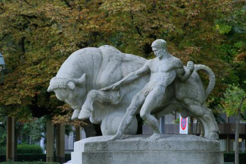 17.09.2778а. Фонтан Арнольда - Тесей, удерживающий быка, выходящего из моря..jpg