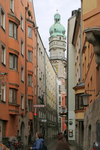 17.09.9313а. Поступь гулких столетий в узких улочках Инсбрука..jpg