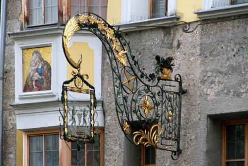 17.09.9298а. Архитектура Инсбрука богата разнообразными декоративными деталями..jpg