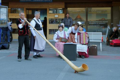 17.09.6904а. Альпийская музыка на привокзальной площади..jpg