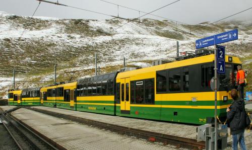 17.09.3732а. Ж.д. станция в горах..jpg