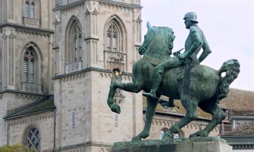 17.09.2903а. Статуя Ханса Вальдмана, бургомистра Цюриха в XV веке. Ему снесли голову за диктаторские замашки, но чтут за прогрессивные реформы..jpg