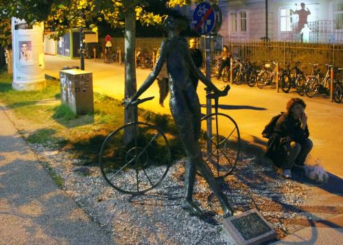 17.09.1708а. Скульптура отдыхающего велосипедиста..jpg