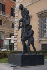 3217.Рим.Скульптуры перед зданием Провинции Рим