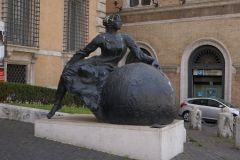 3216.Рим.Скульптуры перед зданием Провинции Рим