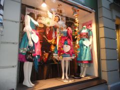 Мюнхен, модные бутики с женскими национальными костюмами