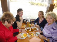 Как приятно обедать дружной компанией на кораблике по Влтаве