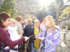 Гид сопровождающий ТТВ - Ирина Филатова выдает билеты для входа в замок Нойшванштайн
