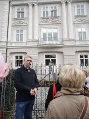 Гид-Андрей показывает памятник Герберту Караяну - известному австрийскому дирижеру, стоит в Зальцбурге, в садике здания местного банка