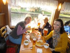 Душевно обедаем в Праге на кораблике по Влтаве...