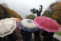 выставка зонтиков в парке скульптуры Вигеланна)