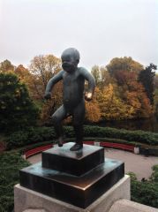 80 Фрогнер-парк скульптур Густава  Вигеланда (Сердитый малыш).jpg