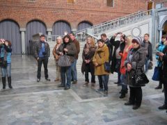 Внимательная группа на экскурсии по Ратуше в Стокгольме