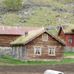 Несколько столетий кровля крыш в Норвегии осуществлялась с использованием природных экологических материалов, так остается и по сей день