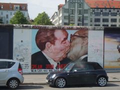 Знаменитый поцелуй Брежнева и Хоннекера на Берлинской стене
