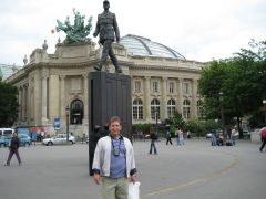 Париж, у памятника Шарлю де Голлю