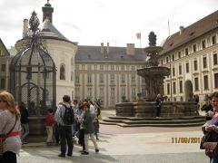 Второй двор Пражского Града. Леопольдов (Львиный) фонтан и колодец. Прага