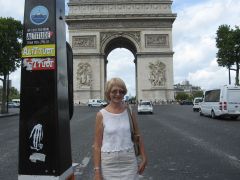 Франция, Париж, Триумфальная арка, от неё начинаются Елисейские поля (затем площадь Согласия, сад Тюильри, арка Карусель, Лувр)