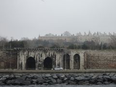 Здесь повсюду стены Древнего Константинополя!