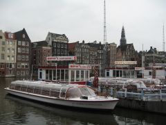 Вот на таких корабликах непременно нужно прокатиться по каналам Амстердама