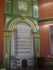 Печь, украшенная изразцами, в одном из залов замка