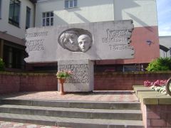 Памятник учителям и ученикам, павшим в годы Великой Отечественной войны