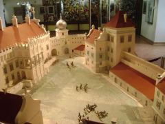 Экспозиция музея, расположенного внутри Мирского замка